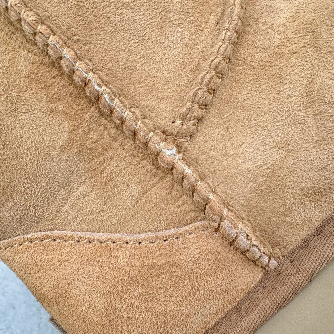 Pick up locally💰520 UGG 6223 Classic autumn and winter sheepskin and fur all-in-one snow boots. All shoes are made from ZP. Longfeng A-grade Australian imported sheepskin and fur all-in-one boots for men and women. Brand OEM production line. Fully follows the ZP process. OEM original pattern maker. Adhering to the principle of no original shoes and no development selection. Pay attention to every detail. The most authentic version on the market TREADLITE "Light Wing" technology outsole Lightweight/durable/flexible/pile size: 35 36 37 38 39 40 41 42 43 44 45 Coding: by2936080